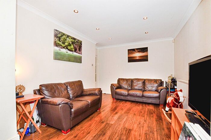 3 Bedroom Semi-Detached House For Sale In Kenton Lane, Harrow, HA3