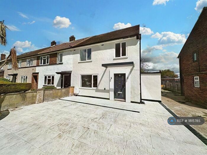 3 Bedroom End Of Terrace House To Rent In New Zealand Way, Rainham, RM13