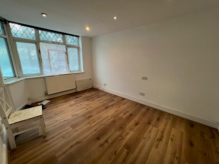 Studio To Rent In Great North Way, London, NW4