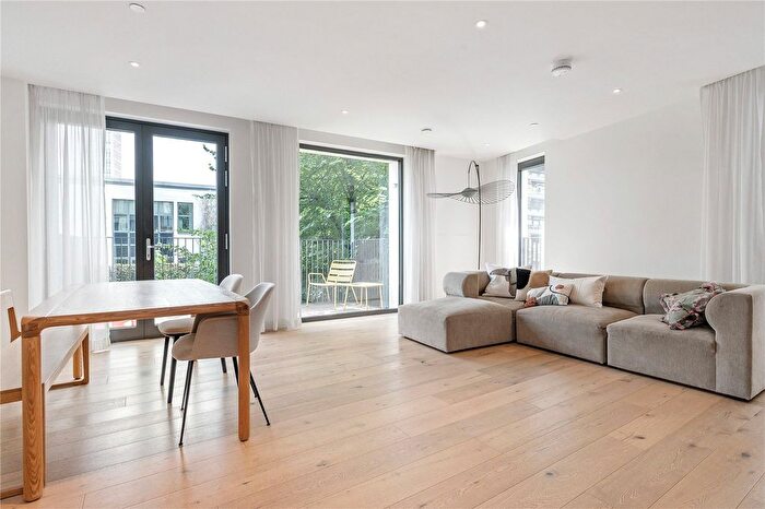 3 Bedroom Flat To Rent In Clarendon Court, Golden Lane, London, EC1Y