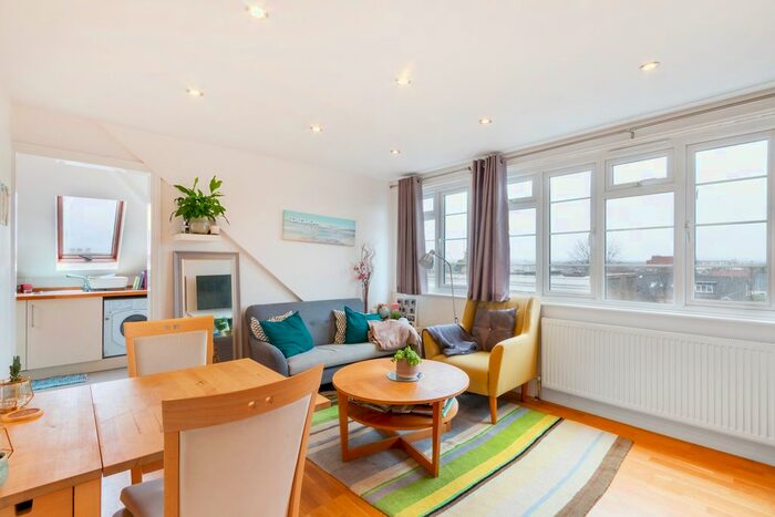 2 Bedroom Flat To Rent In Worple Road, Wimbledon, SW19