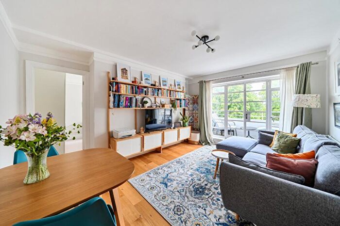 2 Bedroom Flat For Sale In Hornsey Lane, Highgate, London, N6