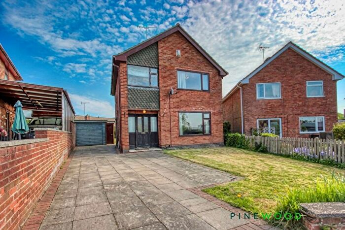 3 Bedroom Detached House For Sale In Linden Avenue, Clay Cross, S45