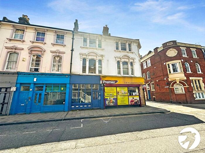 2 Bedroom Flat For Sale In High Street, Chatham, Kent, ME4