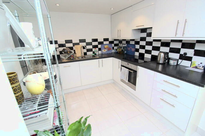 2 Bedroom Ground Flat To Rent In Stanley Road, Turnpike Lane, N15