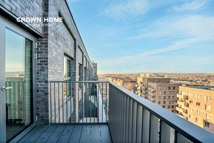 2 Bedroom Apartment To Rent In Darter Apartments, Woodberry Down, N4
