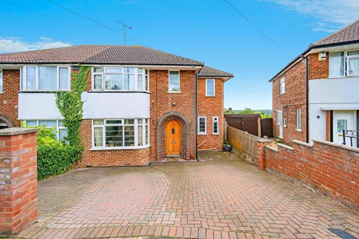 4 Bedroom Semi Detached House For Sale In Hollybush Road, Luton, Bedfordshire, LU2