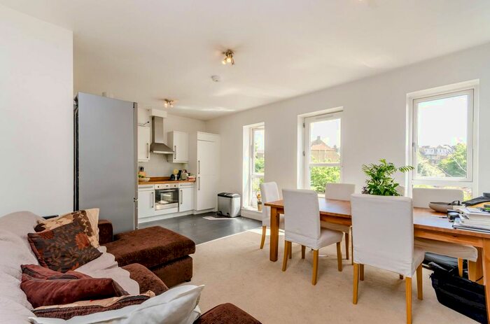 2 Bedroom Flat To Rent In Endlesham Road, Balham, London, SW12