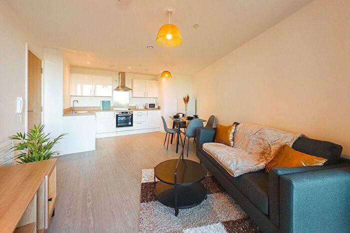 3 Bedroom Flat To Rent In Russell Road, London, SW19