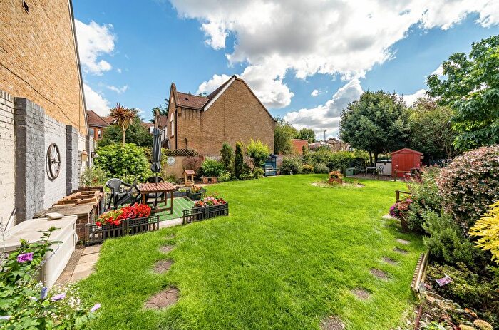 2 Bedroom Flat For Sale In Heathfield Road, Earlsfield, London, SW18