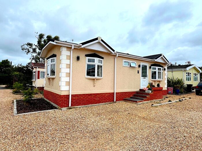 1 Bedroom Mobile Home For Sale In Fleur-de-lys Park, Pilley Hill, Pilley, Lymington, Hampshire., SO41