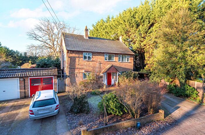 4 Bedroom Detached House For Sale In Lytton Road, Woking, Surrey, GU22
