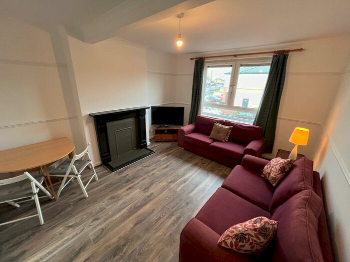 2 Bedroom Flat To Rent In Stenhouse Place East, Edinburgh, EH11