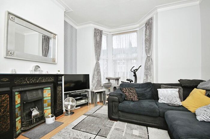 2 Bedroom Flat For Sale In Honley Road, London, SE6