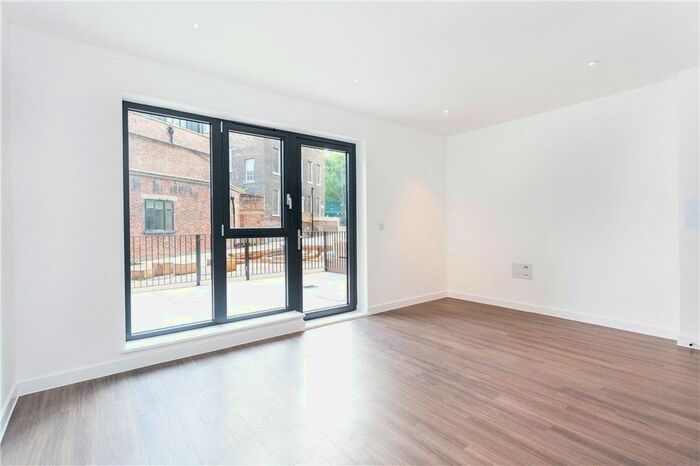 3 Bedroom Flat To Rent In Goldsmiths Row, London, E2