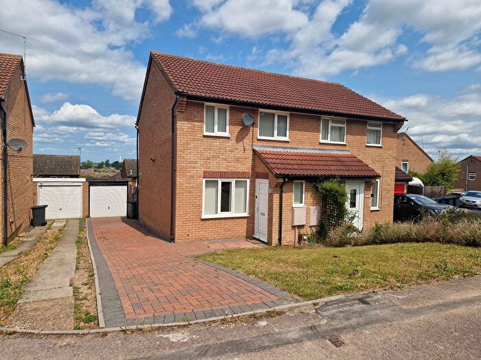 3 Bedroom Semi-Detached House To Rent In Hillcrest, Bar Hill, CB23