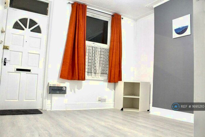 3 Bedroom Terraced House To Rent In Bradgate Road, Nottingham, NG7