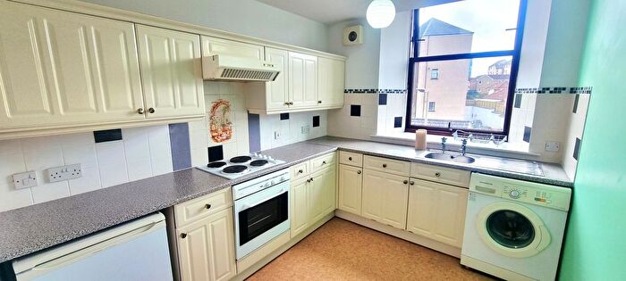 2 Bedroom Flat To Rent In Pleasance Court, Dundee, DD1