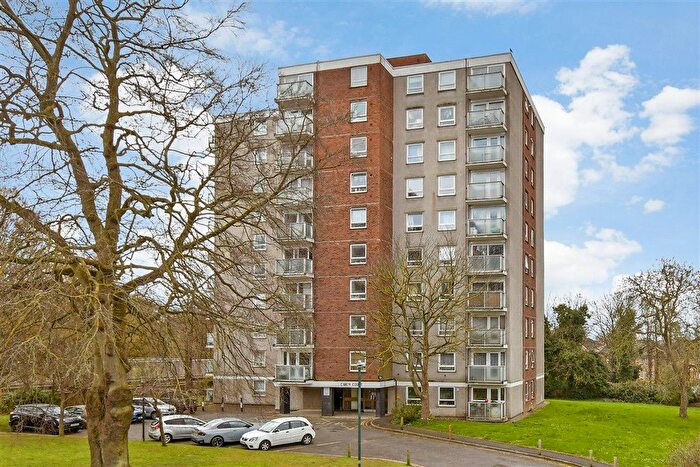 2 Bedroom Flat For Sale In Basinghall Gardens, Sutton, Surrey, SM2