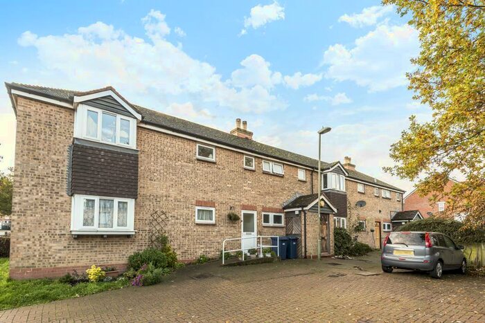 2 Bedroom Maisonette To Rent In Rossiter Fields, Barnet, EN5