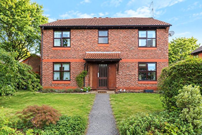 1 Bedroom Flat For Sale In Bainton Mead, Woking, Surrey, GU21