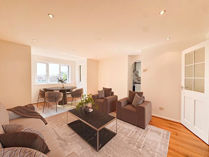 2 Bedroom Flat For Sale In Woodfield Close, Enfield, EN1