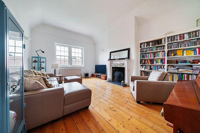 2 Bedroom Flat To Rent In Manor Park, Chislehurst, BR7