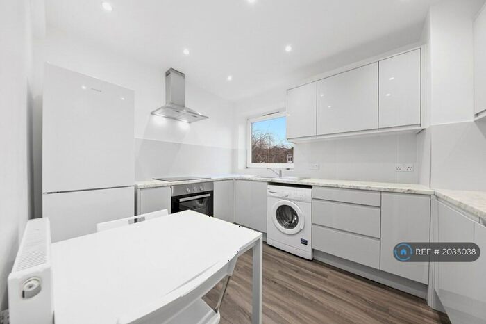 4 Bedroom Flat To Rent In Kinross House, London, N1