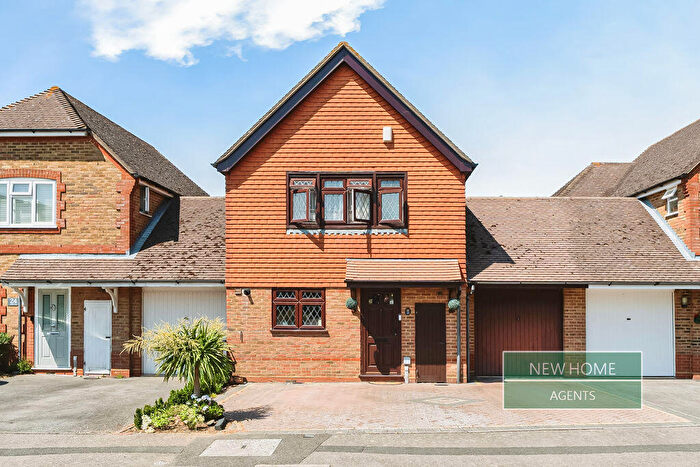 3 Bedroom Link Detached House For Sale In Grafton Way, West Molesey, KT8