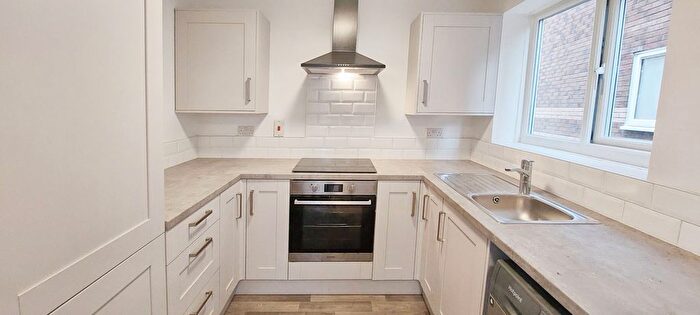 2 Bedroom Flat To Rent In Velour Close, Salford, M3