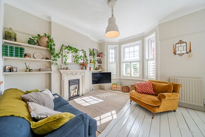 3 Bedroom Maisonette For Sale In Hillside Road, Streatham Hill, London, SW2