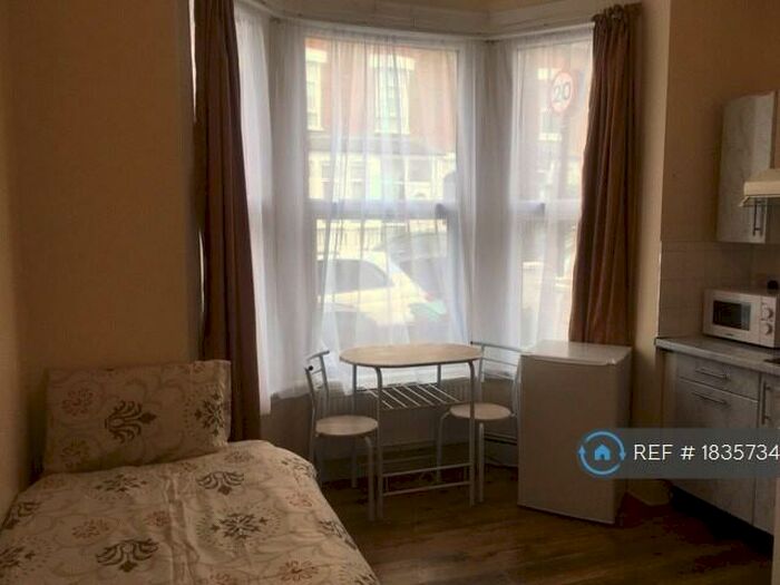 Studio To Rent In Eade Road, London, N4