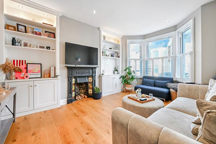 1 Bedroom Maisonette To Rent In Buckmaster Road, SW11