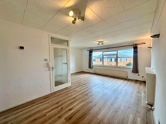 2 Bedroom Flat To Rent In Temple Close, London, N3