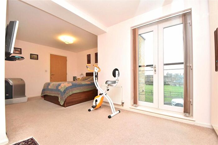 5 Bedroom Link Detached House For Sale In Waterstone Way, Greenhithe, Kent, DA9