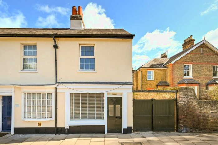 2 Bedroom Cottage To Rent In Hampton, Hampton, TW12