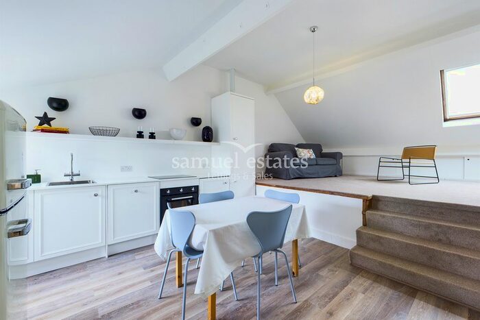 2 Bedroom Flat To Rent In Louisville Road, Tooting Bec, SW17