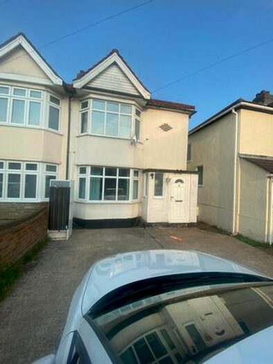 3 Bedroom Semi-Detached House To Rent In Heaton Way, Romford, RM3