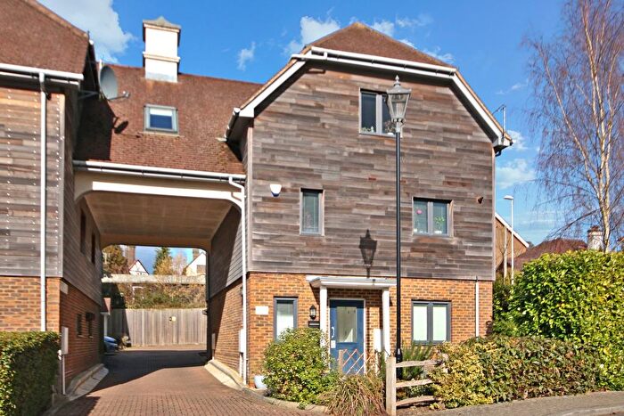 3 Bedroom Flat For Sale In Sunnyside Close, East Grinstead, RH19