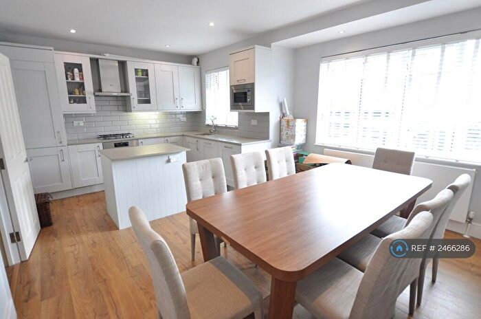 4 Bedroom Semi-Detached House To Rent In Ridgeview Road, London, N20