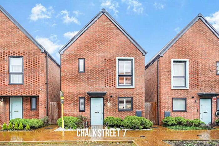 3 Bedroom Detached House For Sale In Ratten Close, Hornchurch, RM12