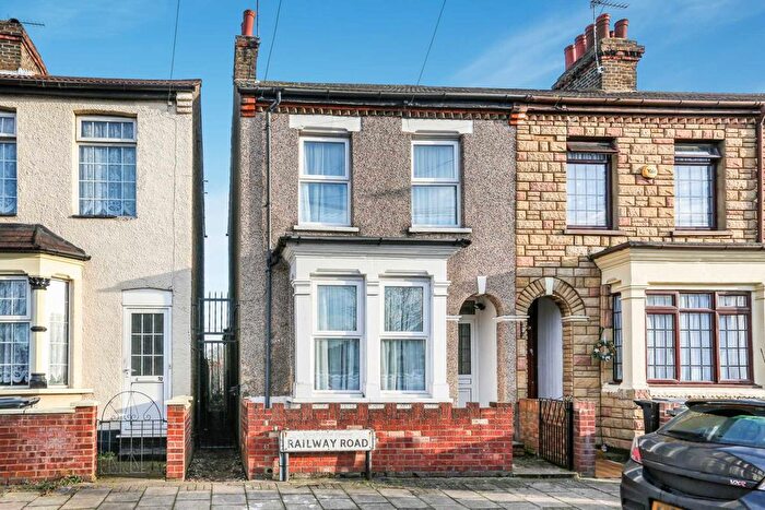 3 Bedroom Property To Rent In Railway Road, Waltham Cross, EN8