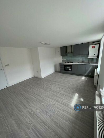 3 Bedroom Flat To Rent In New Cross Road, London, SE14