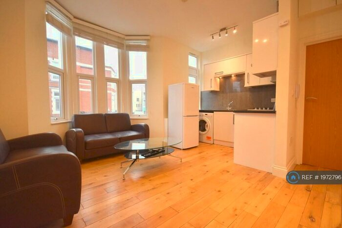 3 Bedroom Flat To Rent In Balham Hill, London, SW12