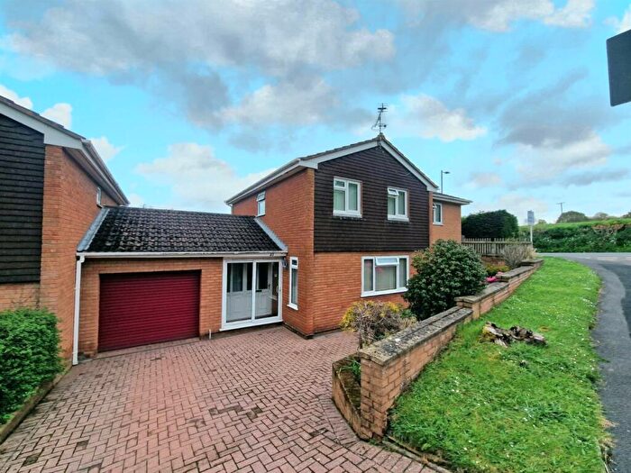 4 Bedroom Link Detached House For Sale In Lime Tree Mead, Tiverton, EX16