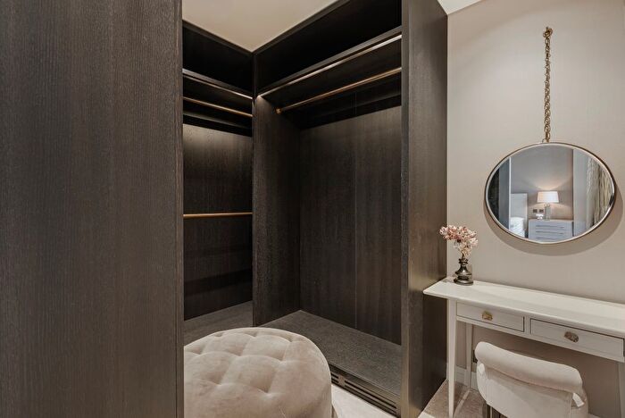 3 Bedroom Flat To Rent In Cheval Place, Knightsbridge, London, United Kingdom, SW7