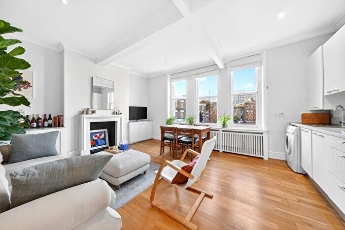 2 Bedroom Flat For Sale In Buckingham Road, London, N1