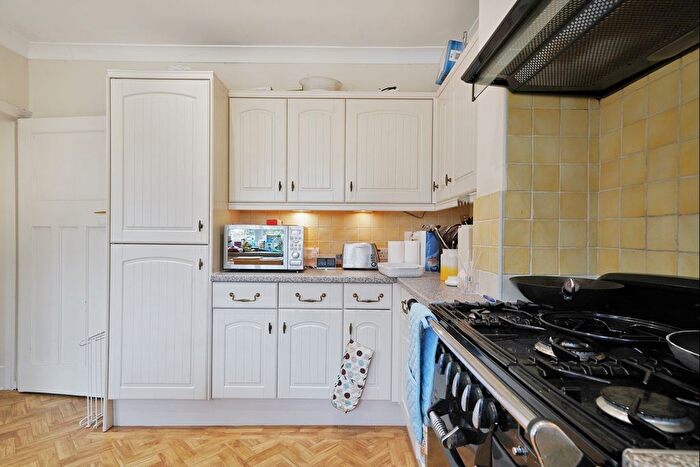 3 Bedroom Flat To Rent In Appledore Close, London, SW17