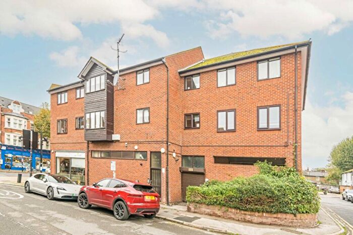 2 Bedroom Flat To Rent In Cottage Grove, Surbiton, KT6
