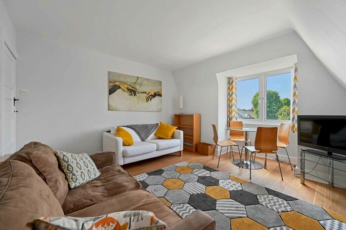 2 Bedroom Flat To Rent In Chiswick Lane, Chiswick, London, W4